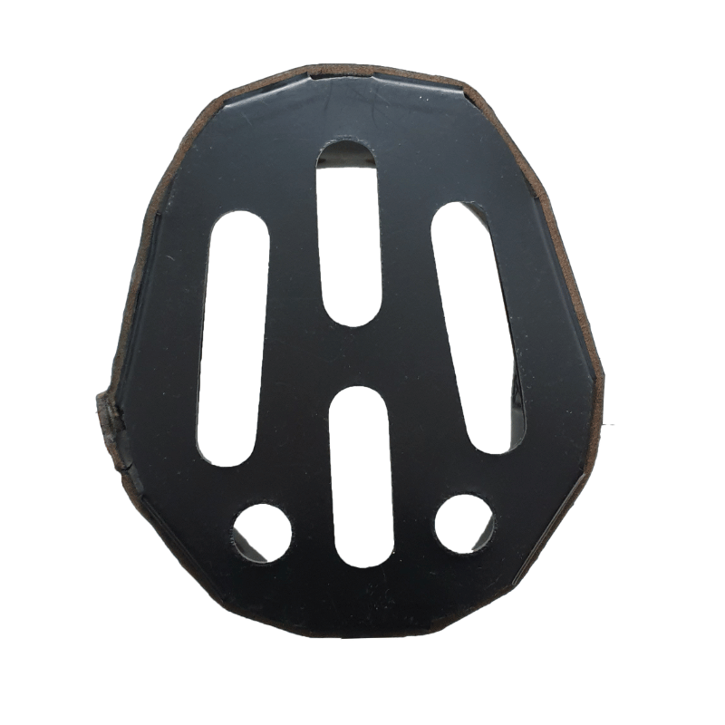 De onderkant van het AS das Pferd graasmasker is van stevig kunststof en bevat diverse gleuven.