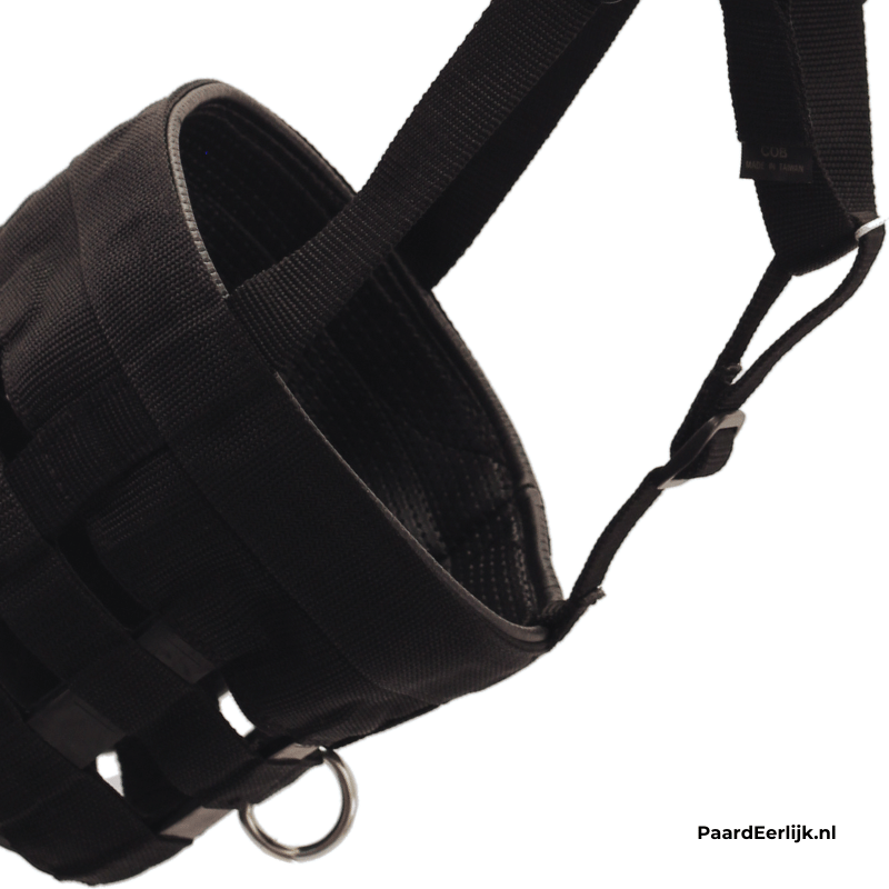 Het Best Friend Deluxe graasmasker Heeft een stevige nylon band om het neus gedeelte.