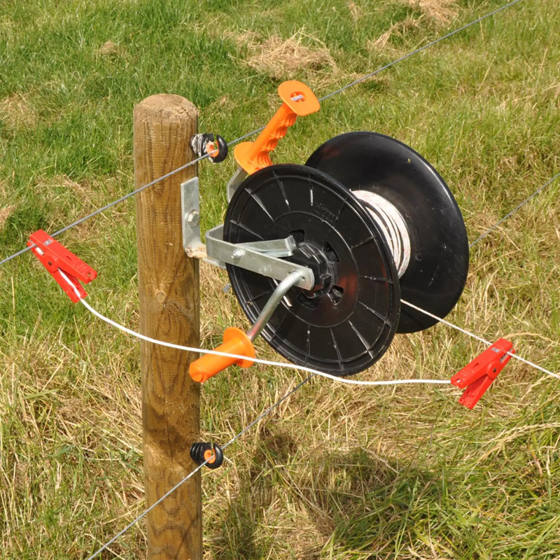 Met de Gallagher Multi-haspelkabelset maak je snel en eenvoudig een veilige afrastering voor stripbegrazing, blok- of rotatiebegrazing