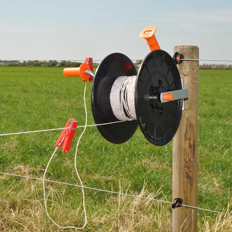 Gebruiksvriendelijke Multi-haspelkabelset van Gallagher, ideaal om meerdere afrasteringsdraden te koppelen in een flexibele weide-opstelling