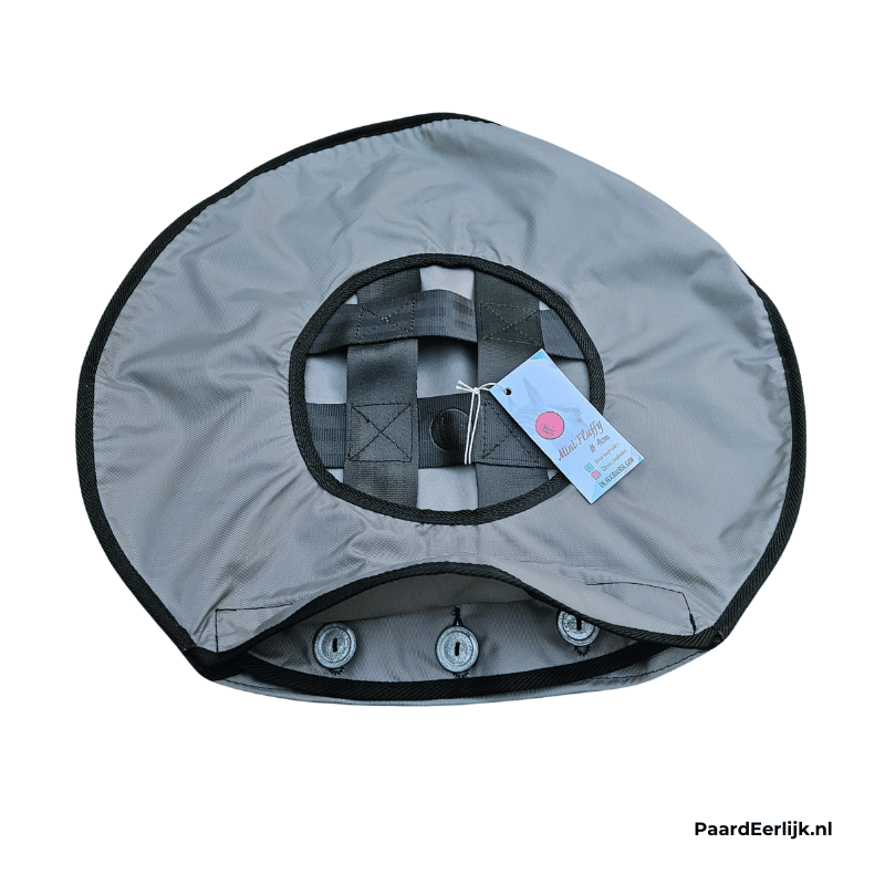 Knoopsgat sluiting van de Heica fluffy feeder.