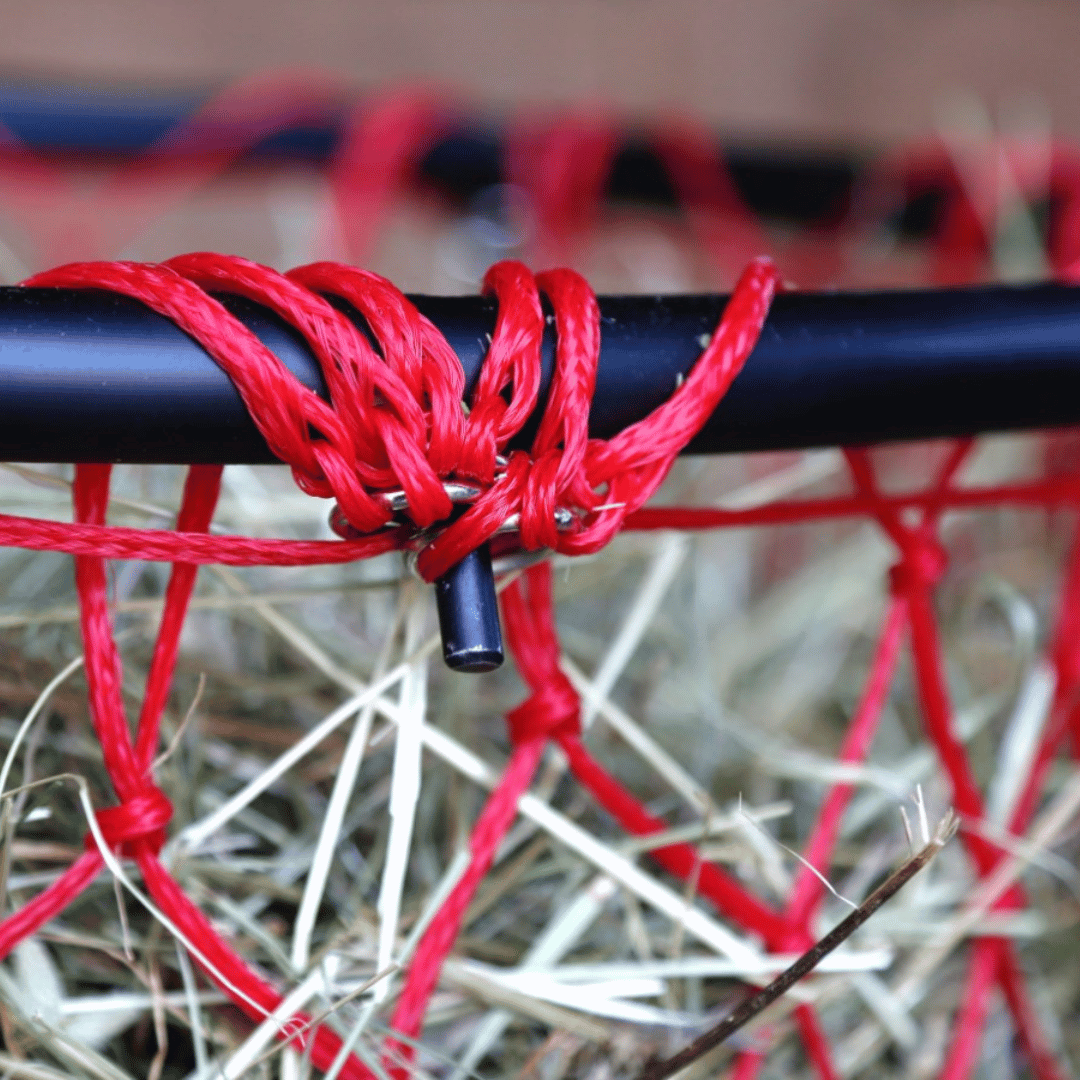 Hooinet vulhulp met bevestigd hooinet om te vullen