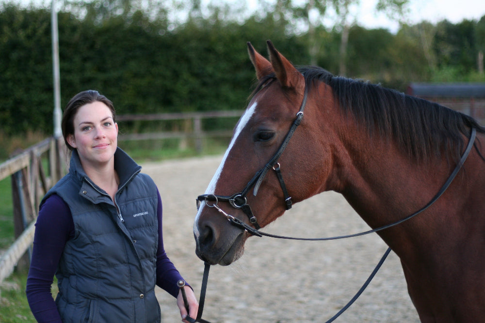 Vrouw met bruin paard