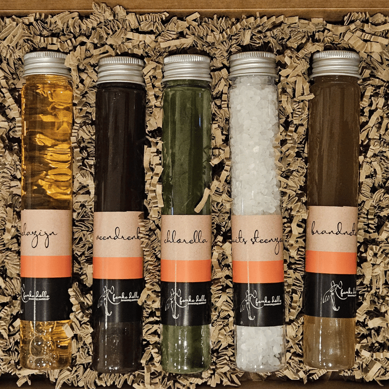 vijf flesjes met verschillende mineralen voor paarden van Femke Dölle