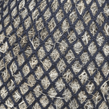 Shires slowfeeder met extra kleine maas van 2,5 cm gevuld met hooi.