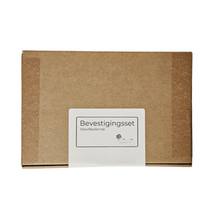 Doosje met materialen om slowfeederek te bevestigen