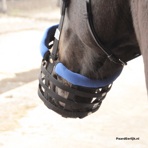 Om de kans op schuurplekken zo klein mogelijk te maken moet de mond ongehinderd kunnen bewegen in het Easygrazer graasmasker.