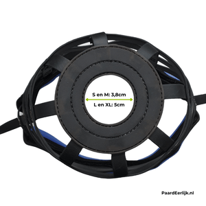 De onderkant van de Easygrazer met een grotere opening dan gemiddeld voor een milde graasbeperking voor je paard.