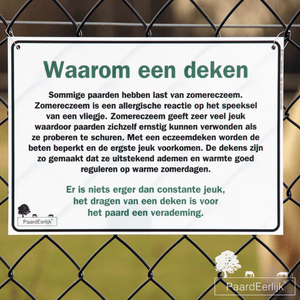 Informatiebord beschrijft waarom een paard een deken draagt, bevestigd aan weide afrastering.