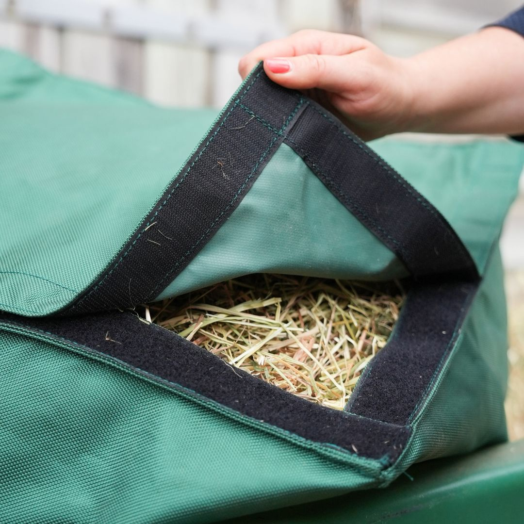 klittenbandsluiting van natural kub of haykub slowfeederkubus