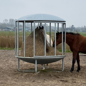 PaardEerlijk-Slowfeeder-hooibaalnet-in-ruif