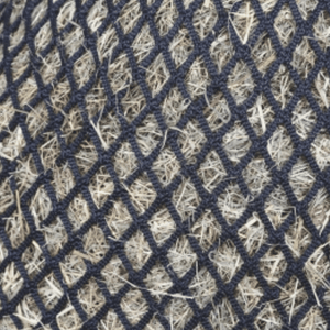 Shires slowfeeder met extra kleine maas van 2,5 cm gevuld met hooi. 